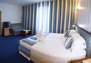 Отель RIU Helios - All Inclusive Солнечный Берег Family Room (2 Adults + 2 Children 0-12 years)-5