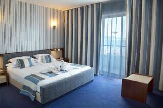 Отель RIU Helios - All Inclusive Солнечный Берег Double Room with Balcony and Sea View (2 Adults + 1 Child 0-12 years)-4